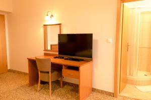 TV a/nebo společenská místnost v ubytování Hotel VÍTKOVA HORA