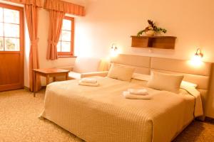 Postel nebo postele na pokoji v ubytování Hotel VÍTKOVA HORA