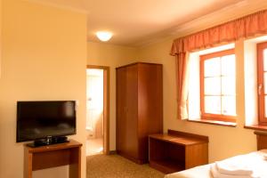 TV a/nebo společenská místnost v ubytování Hotel VÍTKOVA HORA