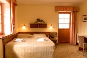 Postel nebo postele na pokoji v ubytování Hotel VÍTKOVA HORA