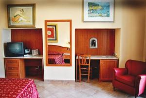 uma sala com um quarto com uma secretária e uma cama em Hermitage Capua Hotel em Capua