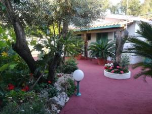 サン・フェリーチェ・チルチェーオにあるLa Locanda di Circeの家の前の花植え庭園