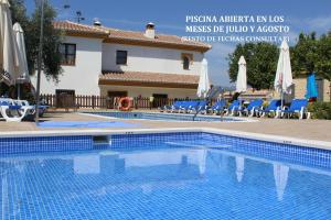 Bazén v ubytovaní Hostal y Apartamento Rural Los Naranjos alebo v jeho blízkosti