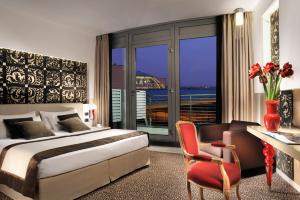 マルコーンにあるAntony Palace Hotel - Venice Airportのベッドと机と椅子のある寝室
