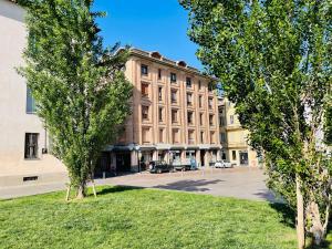 un grande edificio con alberi di fronte di PILOTTA's Balcony a Parma