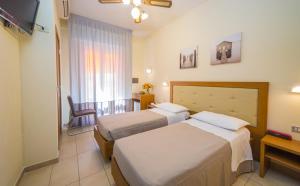 A bed or beds in a room at Mediterraneo Hotel & Suites