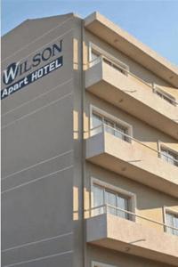 un edificio con un letrero para un hotel de apartamentos willson en Wilson Apart Hotel en Salta