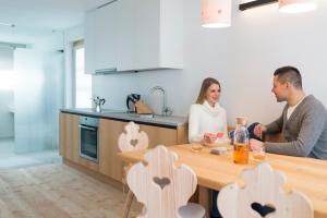 Kuchyň nebo kuchyňský kout v ubytování Appartements zi Ranna