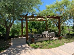 a wooden pergola with a table and chairs on a deck at Affitta Camere "Le Quercigliole" in Ripalimosani