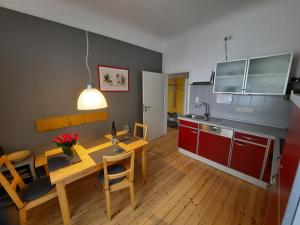 una cucina e una sala da pranzo con tavolo e sedie di Ferienwohnungen-In-Bacharach a Bacharach