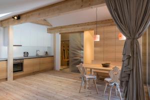 Kuchyň nebo kuchyňský kout v ubytování Appartements zi Ranna