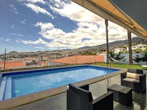 een zwembad met uitzicht op de stad bij The White House - By LovelyStay in Funchal