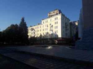 ケメロヴォにあるАпартаменты. Ул. Весенняя,1.の大きな白い建物