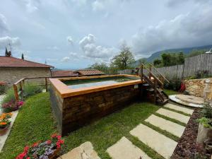 Bazén v ubytování B&B IL VOLO nebo v jeho okolí
