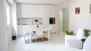 Η κουζίνα ή μικρή κουζίνα στο ApartHotel Le Sirene - FRIDA +14 φωτογραφίες