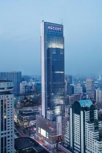una vista de una gran ciudad con un cartel de aazonazon en un edificio en Ascott Central Wuxi, en Wuxi