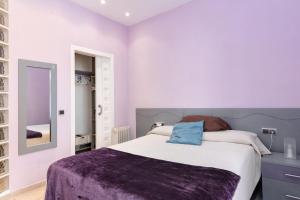 a bedroom with a large bed and a mirror at Hauzify I Apartament Subirats in Sant Feliu de Guíxols