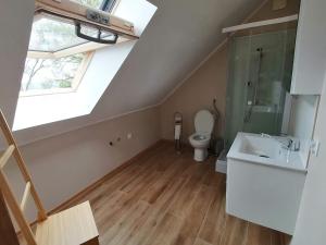 a bathroom with a toilet and a sink and a window at Apartament z pięknymi widokami, około 900m do przejrzystego jeziora Choczewskiego, blisko morza in Perlino
