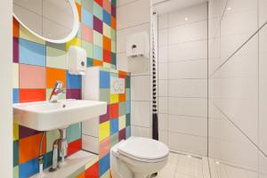 a bathroom with a toilet and a sink at Hans Brinker Hostel Amsterdam in Amsterdam