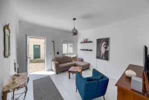 ein Wohnzimmer mit einem Sofa und einem Stuhl in der Unterkunft Casa do céu in Silves