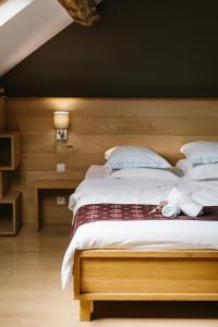 Letto o letti in una camera di B&B L'Echappée Belle Welness Spa et Table d'hôtes