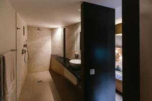 un bagno con un lavandino e un water in una stanza di B&B L'Echappée Belle Welness Spa et Table d'hôtes a Falaën
