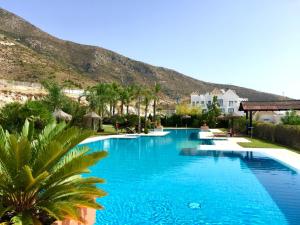 สระว่ายน้ำที่อยู่ใกล้ ๆ หรือใน Bayview, Benalmádena - Luxurious home with views, garden, community pool and a padel court