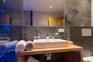 A bathroom at Apart Zwingerhof