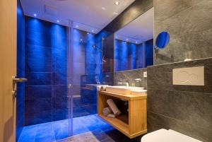A bathroom at Apart Zwingerhof