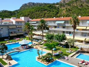 - une vue aérienne sur l'hôtel et la piscine dans l'établissement Apartamentos Mar D'Or, à L'Estartit