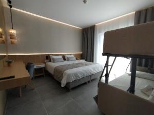 Postel nebo postele na pokoji v ubytování Minoa Hotel
