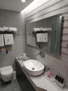 Koupelna v ubytování Minoa Hotel