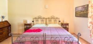 Un dormitorio con una cama con una manta roja. en Bed&Breakfast Il Frantoio, en Misano Adriatico