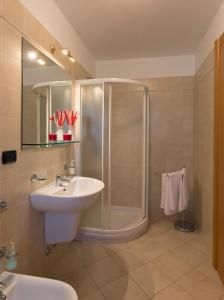 y baño con ducha, lavabo y aseo. en Bed&Breakfast Il Frantoio, en Misano Adriatico