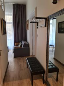 un soggiorno con specchio e divano di Amber Hostel a Cracovia