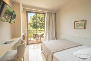 Postel nebo postele na pokoji v ubytování S'Agaró Hotel Spa & Wellness