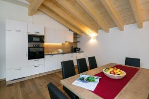 A kitchen or kitchenette at Apart Zwingerhof