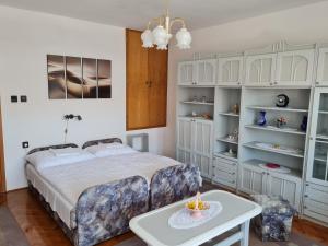 Posteľ alebo postele v izbe v ubytovaní Gyöngyvirág Apartman Lenti