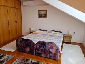 Posteľ alebo postele v izbe v ubytovaní Gyöngyvirág Apartman Lenti