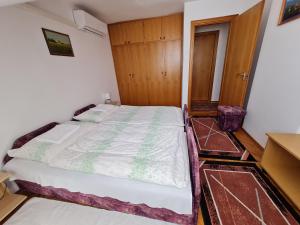 Posteľ alebo postele v izbe v ubytovaní Gyöngyvirág Apartman Lenti