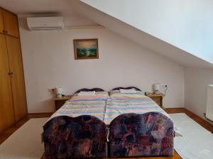 Posteľ alebo postele v izbe v ubytovaní Gyöngyvirág Apartman Lenti