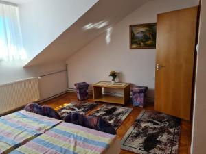 Posteľ alebo postele v izbe v ubytovaní Gyöngyvirág Apartman Lenti