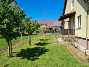 Vonkajšia záhrada v ubytovaní Gyöngyvirág Apartman Lenti