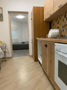 Kuchyňa alebo kuchynka v ubytovaní Levendulakert Siófok Apartmanház