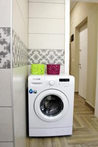 地拉那的住宿－2V1 - Myslym Shyri，小房间里的洗衣机和烘干机