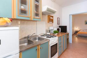 Kuchyň nebo kuchyňský kout v ubytování Apartments Marija