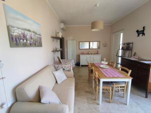 A kitchen or kitchenette at La Mimosa Chic