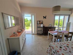 A kitchen or kitchenette at La Mimosa Chic
