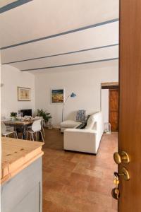 sala de estar con sofá blanco y mesa en Appartamento Palma Gold, en Spello
