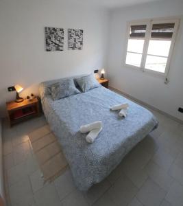 ein Schlafzimmer mit einem Bett mit zwei weißen Socken drauf in der Unterkunft Wanderlust Apartment Old Town in Tarragona